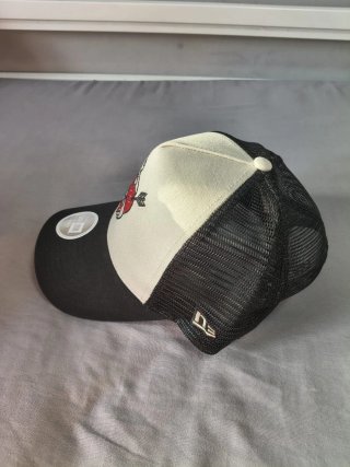Gorra New Era Corazón con Flecha Beige/Negro