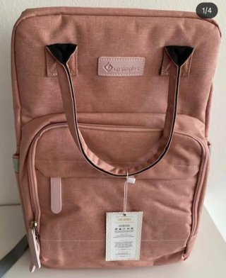 Mochila rosa con múltiples bolsillos