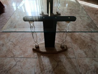 Mesa centro cristal con detalles dorados