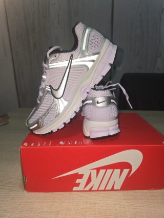Nike Zoom Vomero 5 Zapatillas plateada/Moradas