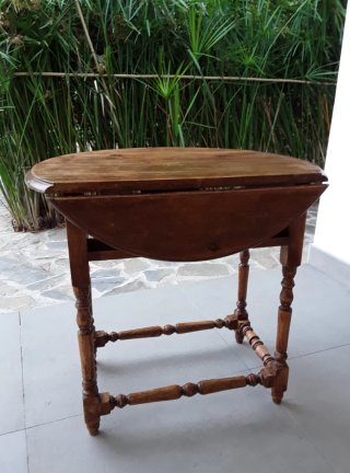Antigua Mesa auxiliar 'Demi Lune' Alas Torneada