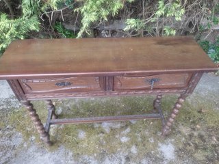 Mesa de madera tallada