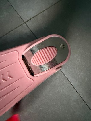 Patinete infantil rosa con cesta regulable