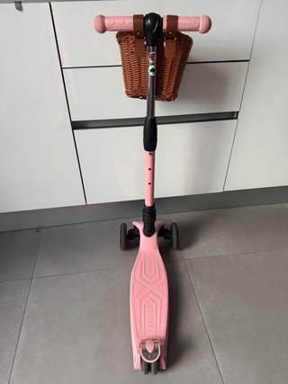 Patinete infantil rosa con cesta regulable