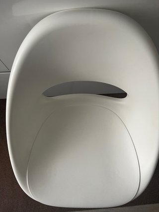 Silla de oficina giratoria blanca y negra