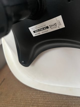 Silla de oficina giratoria blanca y negra