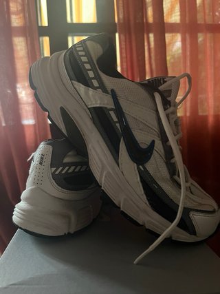 Zapatillas Nike grises y blancas