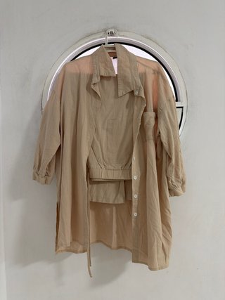 Conjunto pantalón y sobrecamisa beige