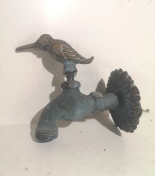 Grifo de jardín de bronce con diseño de colibrí