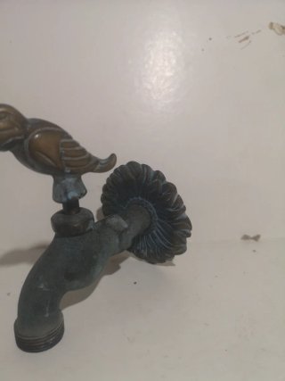 Grifo de jardín de bronce con diseño de colibrí