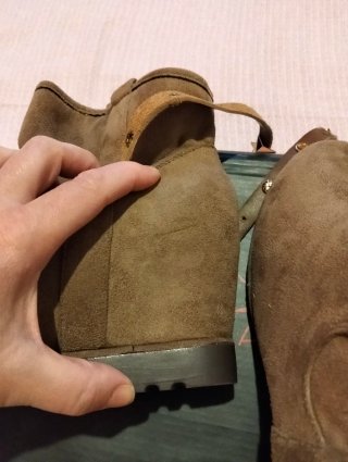 Botas negras con cuña y hebilla