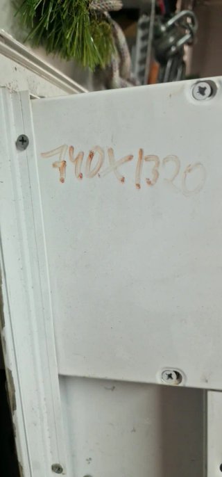 Ventana de aluminio blanca