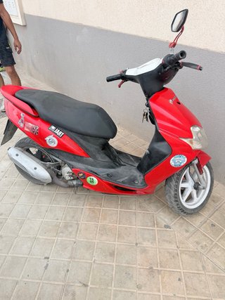 Moto Scooter Roja y Blanca