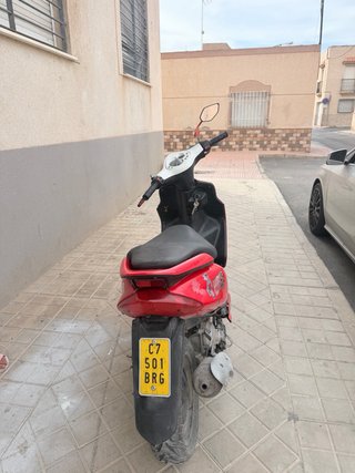Moto Scooter Roja y Blanca