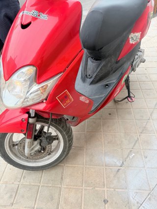 Moto Scooter Roja y Blanca