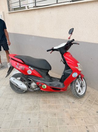 Moto Scooter Roja y Blanca