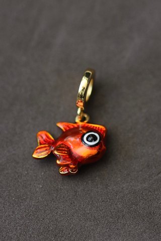 Colgante pez dorado esmaltado