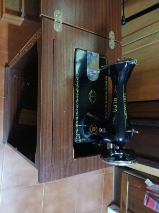 Máquina de coser Alfa antigua
