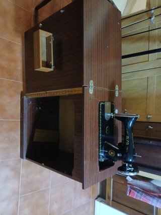 Máquina de coser Alfa antigua