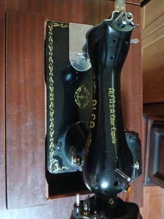 Máquina de coser Alfa antigua