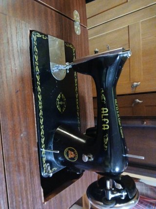 Máquina de coser Alfa antigua