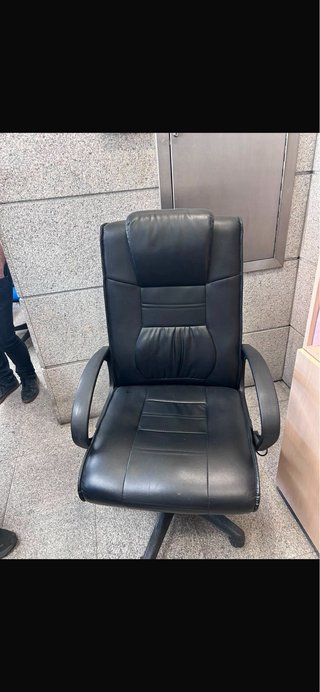 Sillón de oficina de piel negro