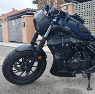 Honda Rebel de 500  Moto Cruiser Negra y Azul