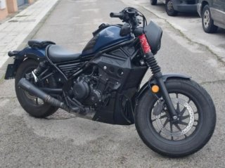 Honda Rebel de 500  Moto Cruiser Negra y Azul