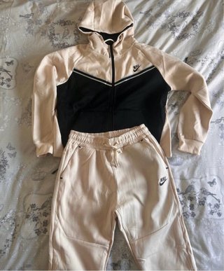 Conjunto chándal beige y negro