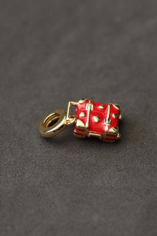 Charm maleta roja y dorada con detalles