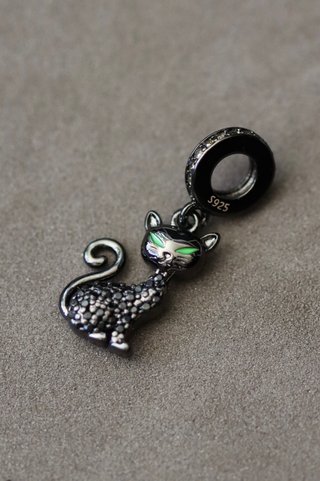 Charm gato negro con ojos verdes