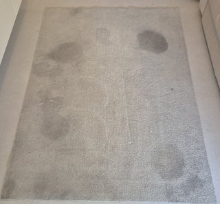 Alfombra beige con manchas