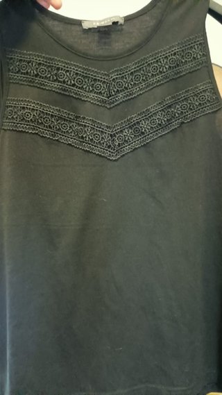 Camiseta negra Primark con detalles de encaje