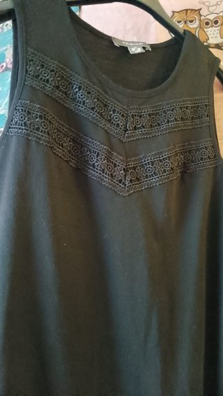 Camiseta negra Primark con detalles de encaje