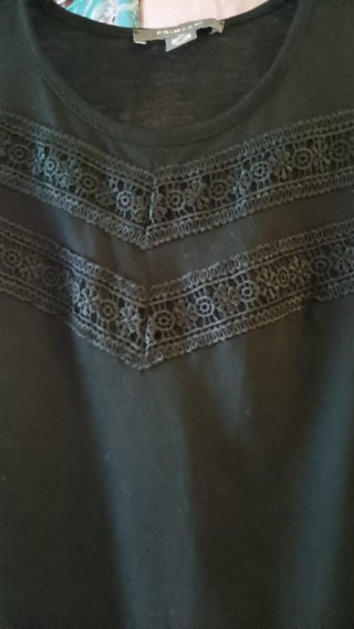 Camiseta negra Primark con detalles de encaje