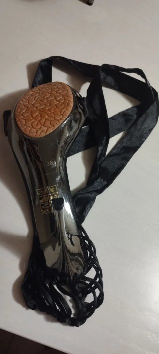 Sandali neri in raso con  lacci da legare