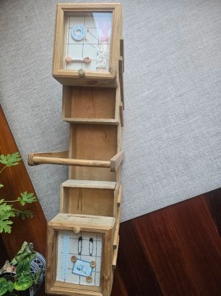 Costurero de madera con tapa de cristal