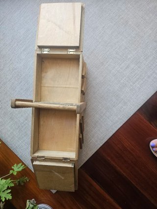 Costurero de madera con tapa de cristal