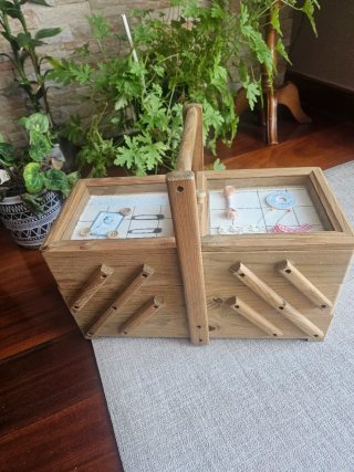 Costurero de madera con tapa de cristal