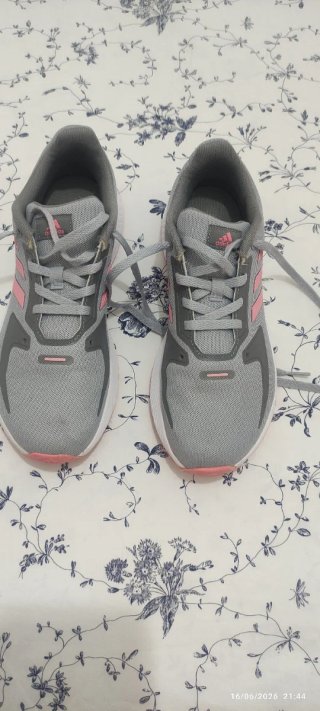 Playeros Adidas grises y rosas