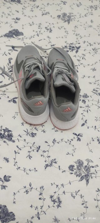 Playeros Adidas grises y rosas