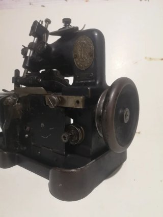 Antigua Máquina de Coser Overlock Singer