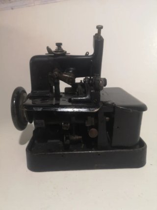 Antigua Máquina de Coser Overlock Singer