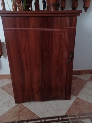 Máquina de coser con mueble de madera