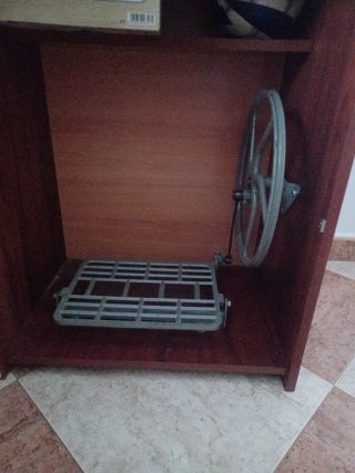 Máquina de coser con mueble de madera