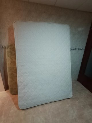 Cama tapizada beige y verde sin patas