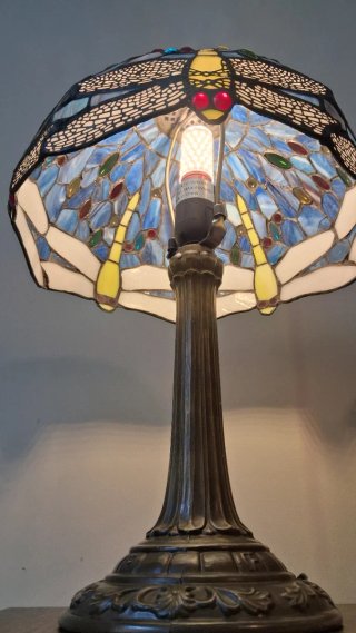 Lampada XL blu con libellule gialle in stile Tiffany