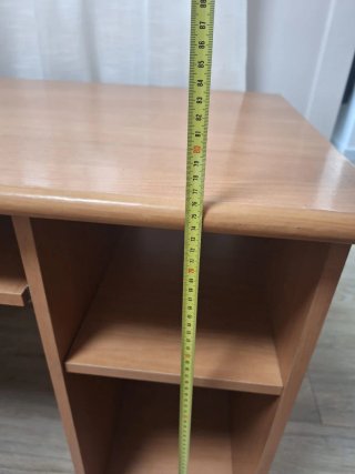 Mesa escritorio con cajones y estantes