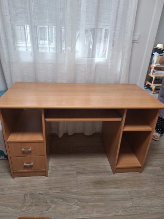Mesa escritorio con cajones y estantes