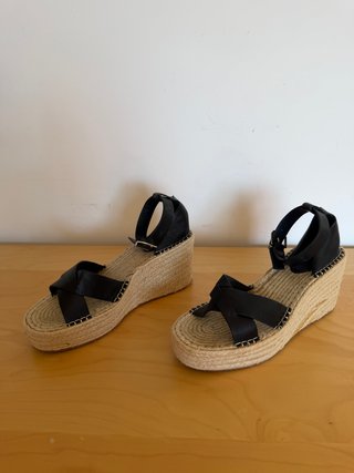 Sandalias cuña negras y beige